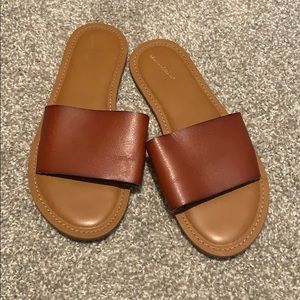 Universal thread slip on sandals